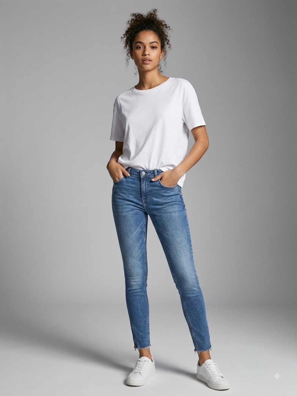 NWOT Zara Mid Rise Medium Wash Skinny Jeans Zip Ankle Rough Hem 8